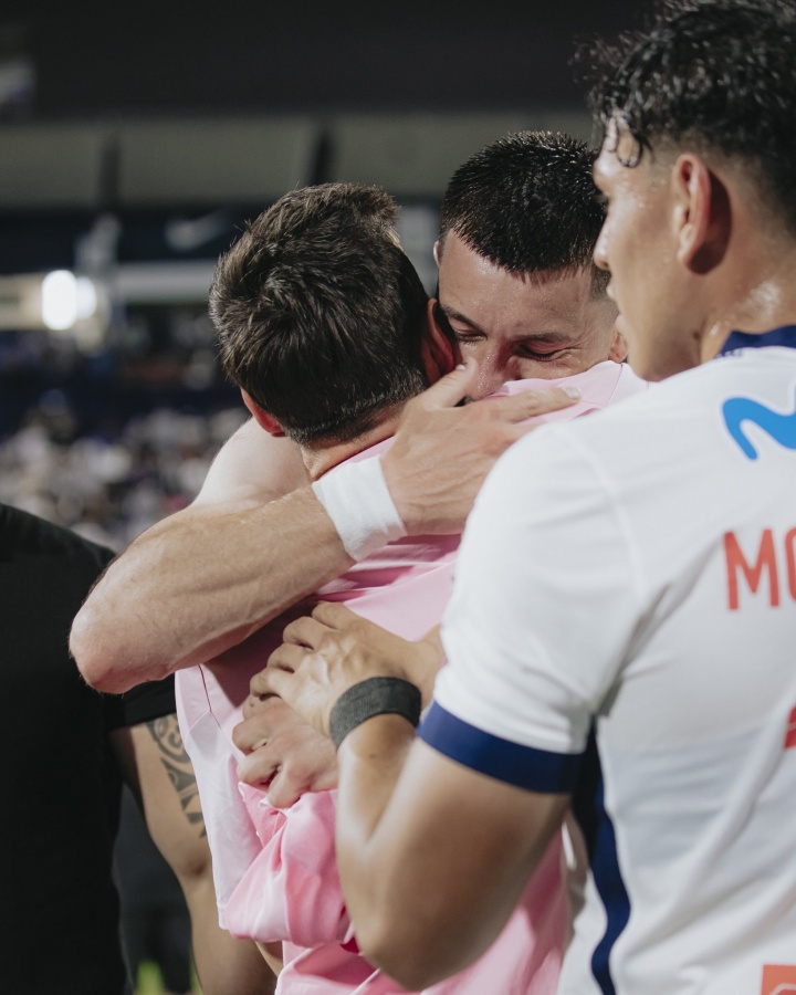 足球直播-热泪盈眶！利马联盟球员与梅西换球衣后落泪，球员右腿有梅西文身